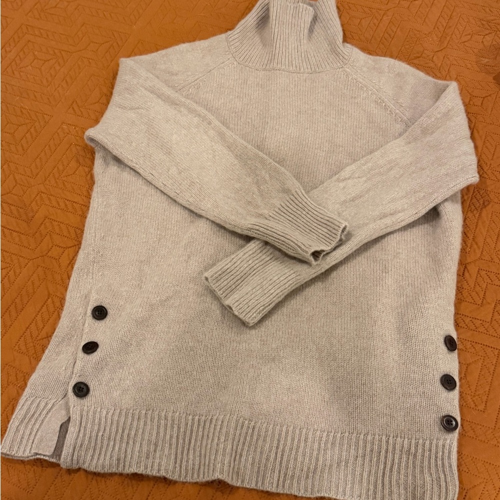 Garnet Hill Women's Turtleneck Sweater in Light Gray